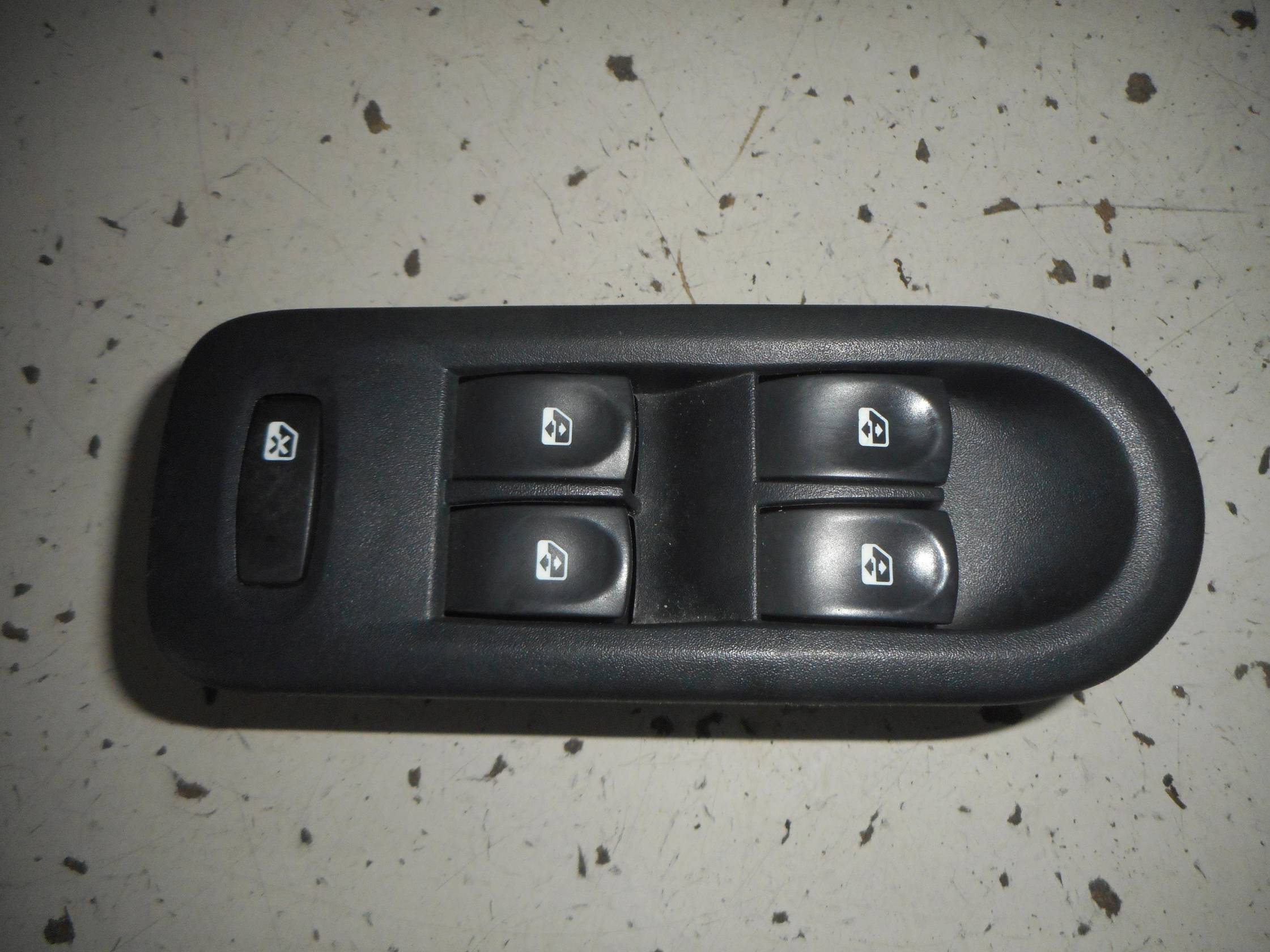 Interruttore alzacristalli porta ant. sx.